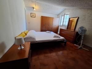 Appartamento Mansardato con 2 Camere da Letto客房内的一张或多张床位