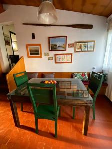 尼格兰Casa Rural Albores Grande Nigrán的客厅配有桌子和绿色椅子