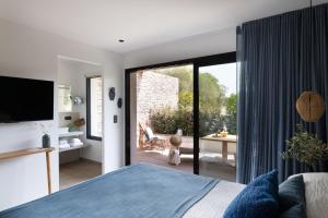 博尼法乔Aria Cigala的一间卧室设有一张床和一个滑动玻璃门