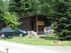 SellerichNice house with sauna and steam bath in a forest的小木屋前的停车位