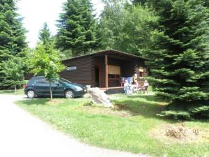 SellerichNice house with sauna and steam bath in a forest的小木屋前面设有停车位