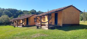 瓦尔任博尼塔Fazendinha da Canastra的草场上的一排小屋