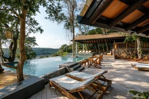 伊瓜苏港伊瓜苏套房酒店的一个带躺椅的游泳池以及度假村