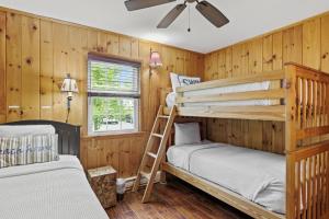 乔治湖Takundewide Retreat的木墙客房的两张双层床