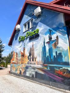 弗罗茨瓦夫City Place Noclegi的城市建筑一侧的壁画