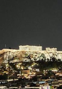 雅典Sandra"s Stay Penthouses with Acropolis View的山顶上的建筑