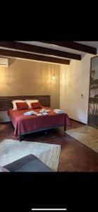拉萨尔勒班La Villa Manee的卧室配有一张大床,提供红色床单和枕头