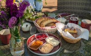 MindszentkállaKáli Panorama Resort的一张桌子,上面有一篮子的食物和花瓶