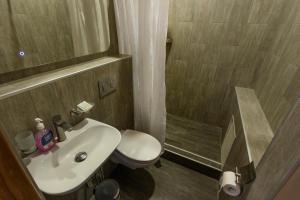 比什凯克Koisha的浴室配有卫生间、盥洗盆和淋浴。