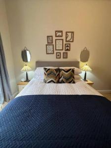 格拉斯哥Luxury Victorian spacious flat的一间卧室配有一张带两盏灯的大蓝色床。