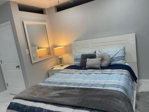 迈尔斯堡Villa Sosa的一间卧室配有蓝色和白色床单