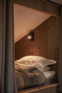ViksdalenTuftegarden的一间卧室配有双层床和枕头