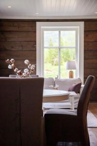 ViksdalenTuftegarden的客厅配有桌椅和窗户。