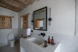 锡卡都BROQ的一间带水槽和卫生间的浴室