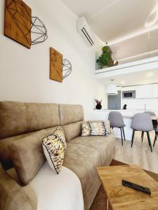 阿吉拉海滩INFINITY VIEW的客厅配有沙发和桌子