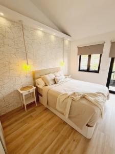 阿吉拉海滩INFINITY VIEW的卧室配有一张白色的大床和一张桌子