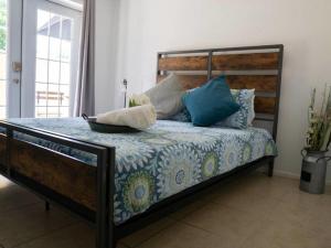 坦帕Mi Casa Es Tu Casa, Airport Suites的一间卧室配有一张带木制床头板的床