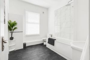 利物浦Dacy Lodge - Anfield Apartments的白色的浴室设有卫生间和水槽。