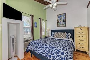 布雷登顿海滩Playa Esmeralda Studios的卧室配有蓝色和白色的床和风扇。