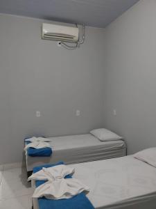 托坎廷斯州蓬蒂阿尔塔Pousada JF tour的一间设有两张床和空调的房间