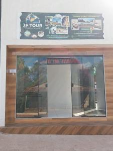 托坎廷斯州蓬蒂阿尔塔Pousada JF tour的商店前方有读物的标志是火