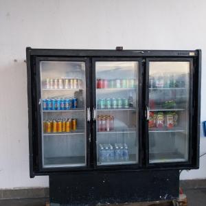 托坎廷斯州蓬蒂阿尔塔Pousada JF tour的装满饮料和苏打水的冰箱