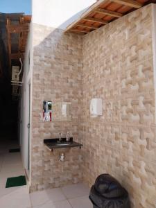 托坎廷斯州蓬蒂阿尔塔Pousada JF tour的石墙上带水槽的浴室