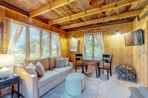 HartlandSpruce Moose Cottage的客厅配有沙发和桌子