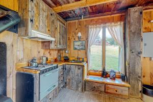 HartlandSpruce Moose Cottage的厨房配有炉灶和窗户。