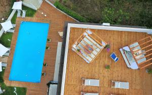 Caselle in PittariAlbergo Ristorante Cavaliere的享有带游泳池的大楼的顶部景致