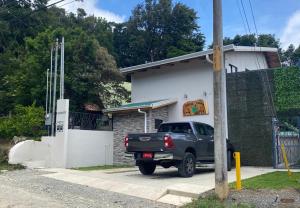蒙泰韦尔德哥斯达黎加Villas Flakis, Luna的停在房子前面的一辆黑色卡车