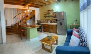 蒙泰韦尔德哥斯达黎加Villas Flakis, Luna的一间带蓝色沙发的客厅和一间厨房