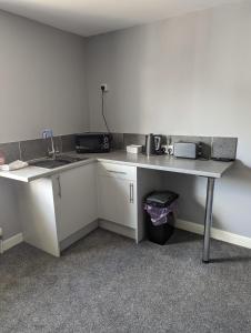 切普斯托Kings Head的厨房配有柜台、水槽和桌子