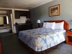 沃思堡Fort Worth TX Downtown East的酒店客房带一张床和一个厨房