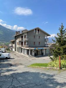 奥斯塔La Fiorita Aosta的停车场内有停车位的大型建筑