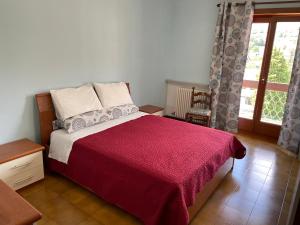奥斯塔La Fiorita Aosta的一间卧室配有一张带红色毯子的床和窗户。