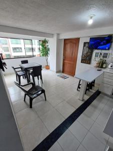 马尼萨莱斯Apartamento Central En La Zona De Cable Plaza的客厅配有桌椅