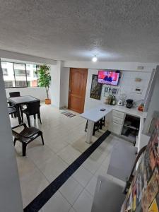 马尼萨莱斯Apartamento Central En La Zona De Cable Plaza的客厅配有桌子和电视。