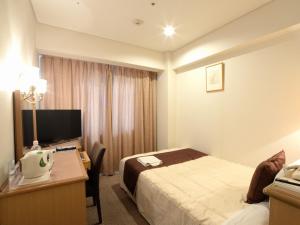 佐世保Sunwest Hotel Sasebo - Vacation STAY 22075v的酒店客房配有一张床和一张带电脑的书桌