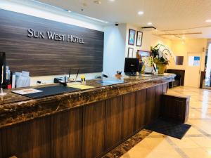 佐世保Sunwest Hotel Sasebo - Vacation STAY 22075v的阳光明媚的酒店大堂设有酒吧