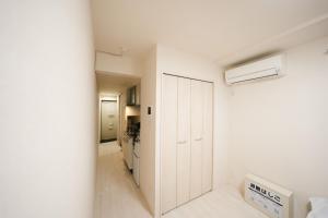 东京FL Rejidence Shinjuku 2 - Vacation STAY 15187的白色的客房设有白色的衣柜和加热器