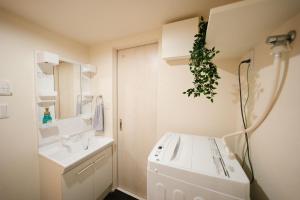 东京FL Rejidence Shinjuku 2 - Vacation STAY 15187的白色的浴室设有水槽和镜子