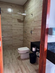 多拉杜斯JOTA Área de Lazer的一间带卫生间和淋浴的小浴室