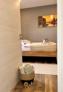佩特尔斯哈根Große Wohnung Wellness + Sauna + Netflix的一间小卧室,配有两张床和一篮子