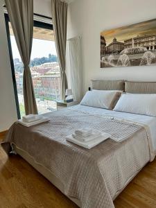 热那亚Due Passi dal Porto的一间卧室配有一张大床和毛巾