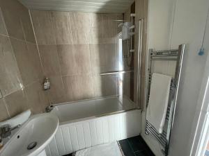 奥尔德伯里FilmonHomes的浴室配有盥洗盆和浴缸。