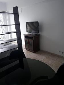 布宜诺斯艾利斯Súper Luminoso en Caballito的客厅配有一张桌子,电视
