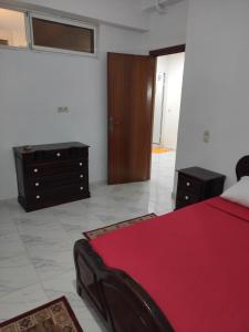 特马拉Sotto ma carino的一间卧室配有红色的床和梳妆台