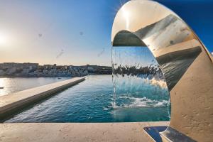 圣保罗湾城Lux Villa with Pool-Hosted by Sweetstay的一座城市的喷泉