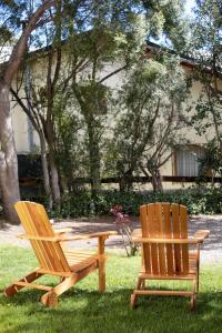 圣卡洛斯-德巴里洛切埃尔维吉欧塞普里斯公寓别墅酒店的两把木椅和一张野餐桌